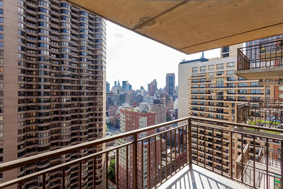 330 East 39th St Apt 27A